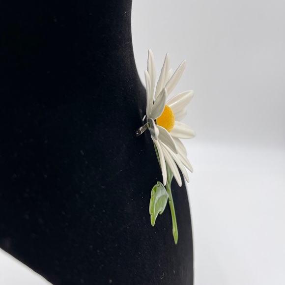 Vintage Retro Metal Enamel Flower Pin - Picture 3 of 5